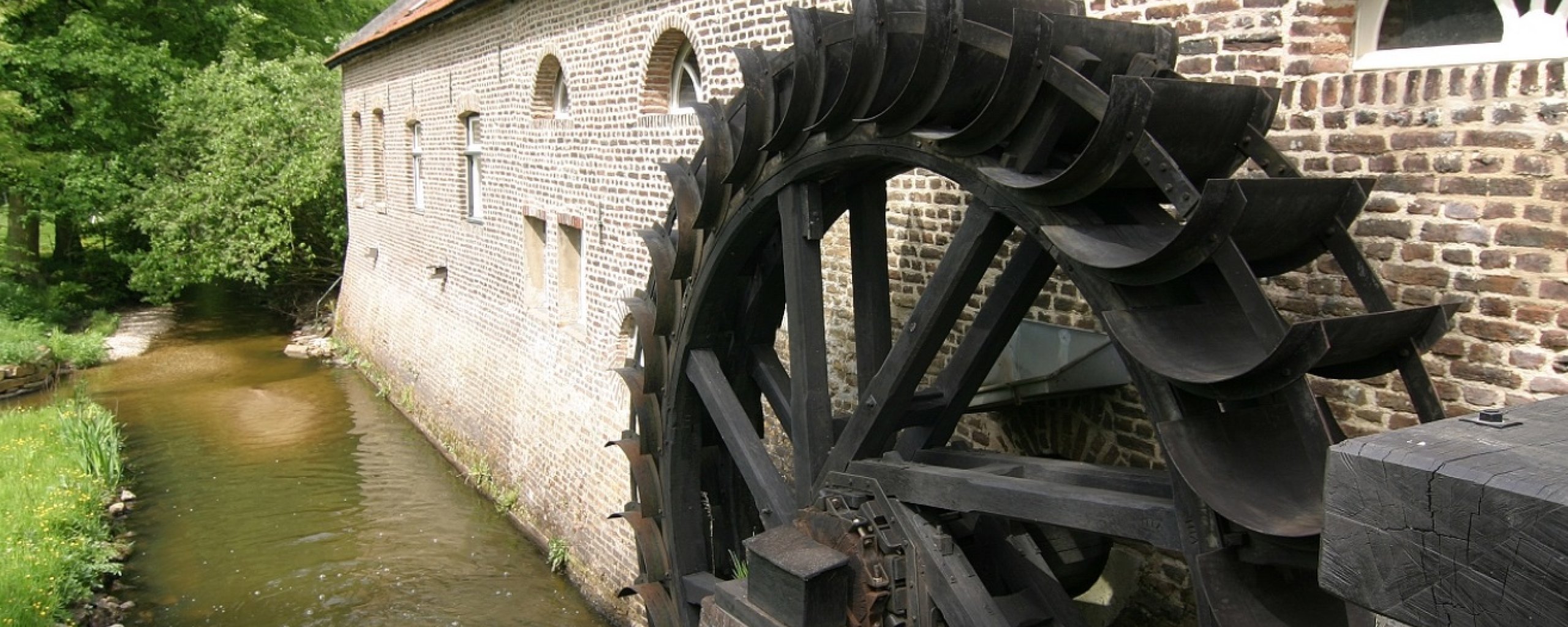 Het rad van de watermolen Gitstappermolen in Vlodrop.